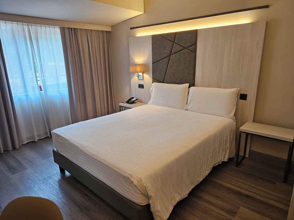 Double Room, Mobility Accessible - Photo 1