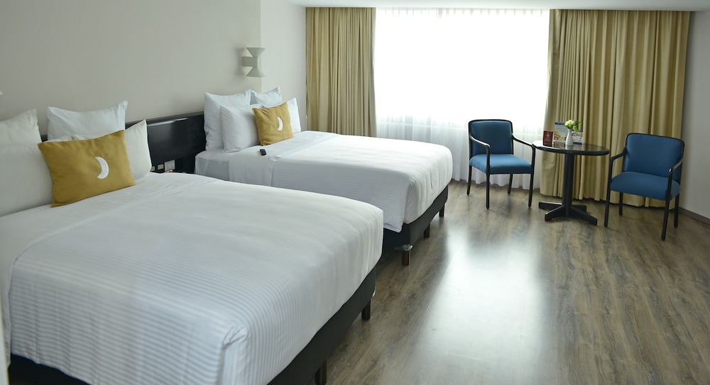 Junior Suite, 2 Queen Beds, Non Smoking - Photo 2