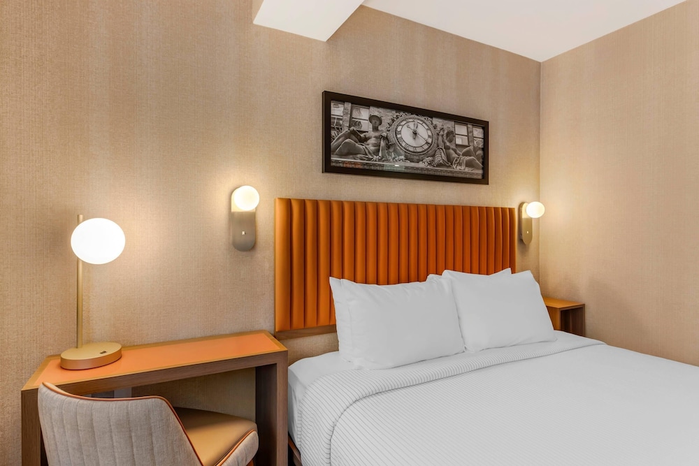 Standard Room, 1 King Bed, Non Smoking photo 3
