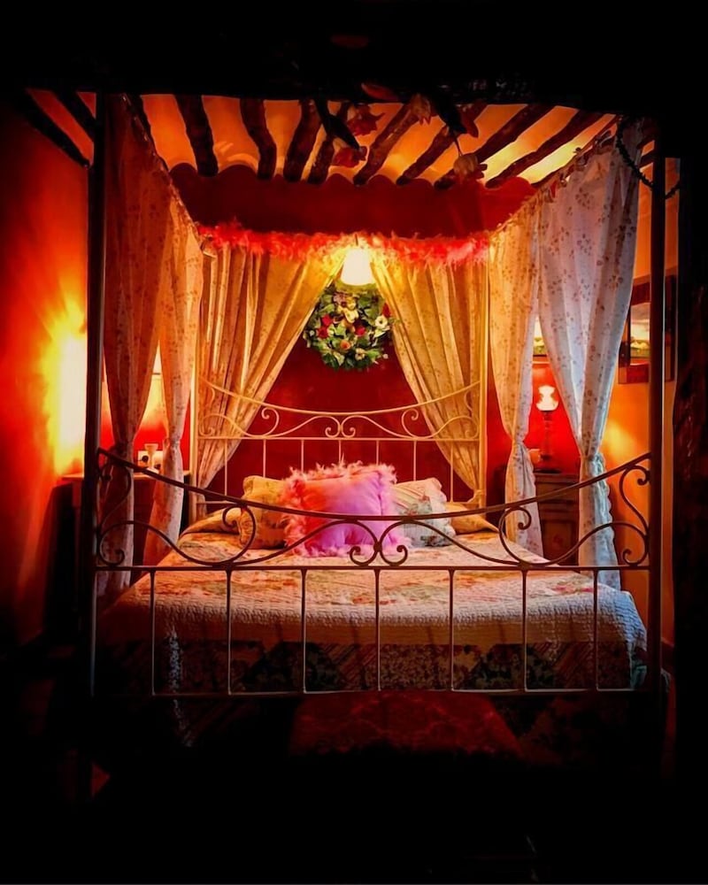 Honeymoon Suite photo 2