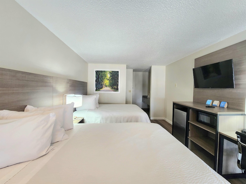 Standard Room, 2 Queen Beds - Photo 1
