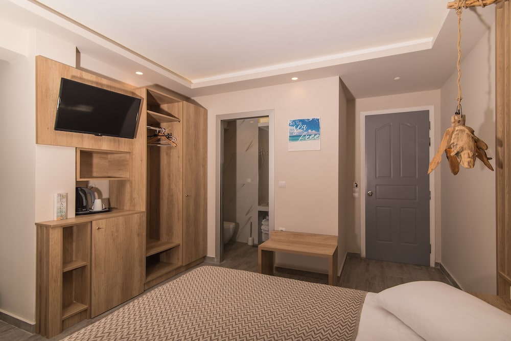 Family Suite, 2 Bedrooms, Pool View - Photo 1