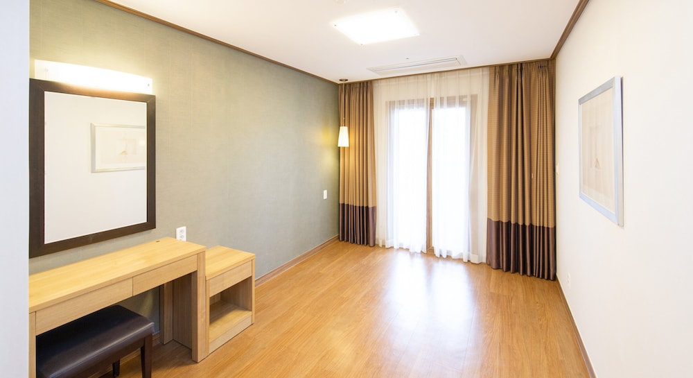 Suite, 1 Bedroom - Photo 5