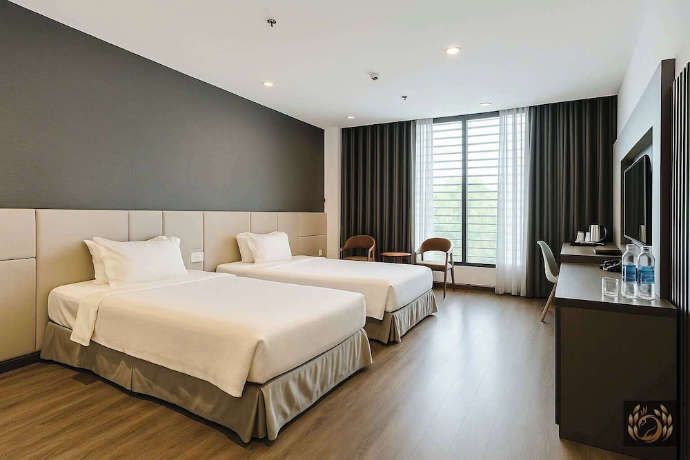 Senior Twin Room, Balcony, City View