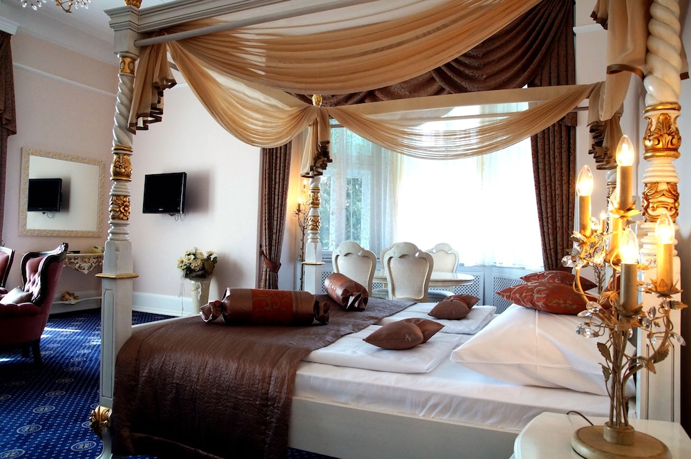 Honeymoon Suite photo 3
