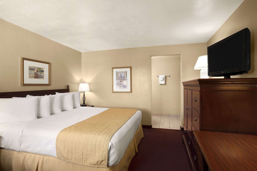 Standard Room, 1 King Bed photo 1