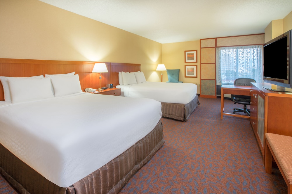 Standard Room, 2 Queen Beds, Accessible Bathtub (Communications, Accessible Tub) photo 2