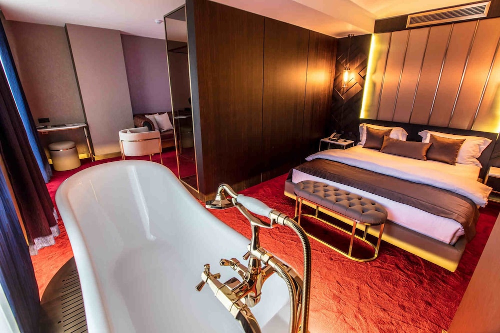 Deluxe Suite photo 2
