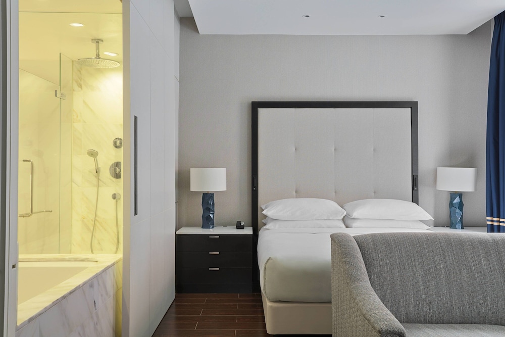 Junior Suite, 1 King Bed, Balcony thumbnail 5