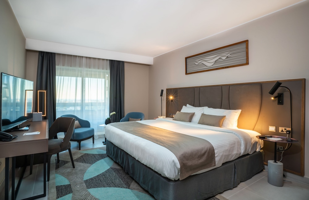 DELUXE  KB OR TWN BED W/ BALCONY LAGOON & POOL VIEW photo 2