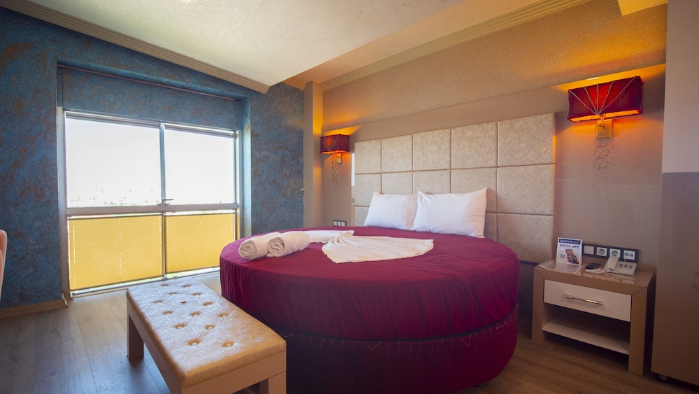 Royal Room, 1 King Bed, Smoking, Sea View