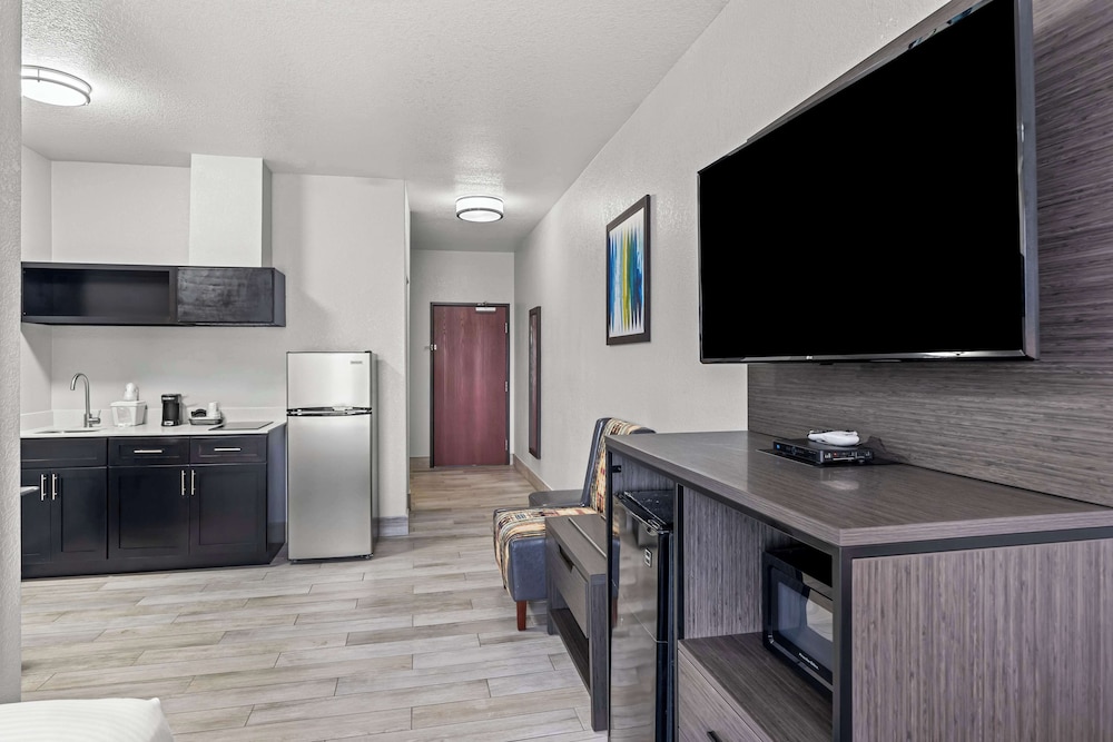 Standard Room, 1 King Bed, Non Smoking, Kitchenette photo 3