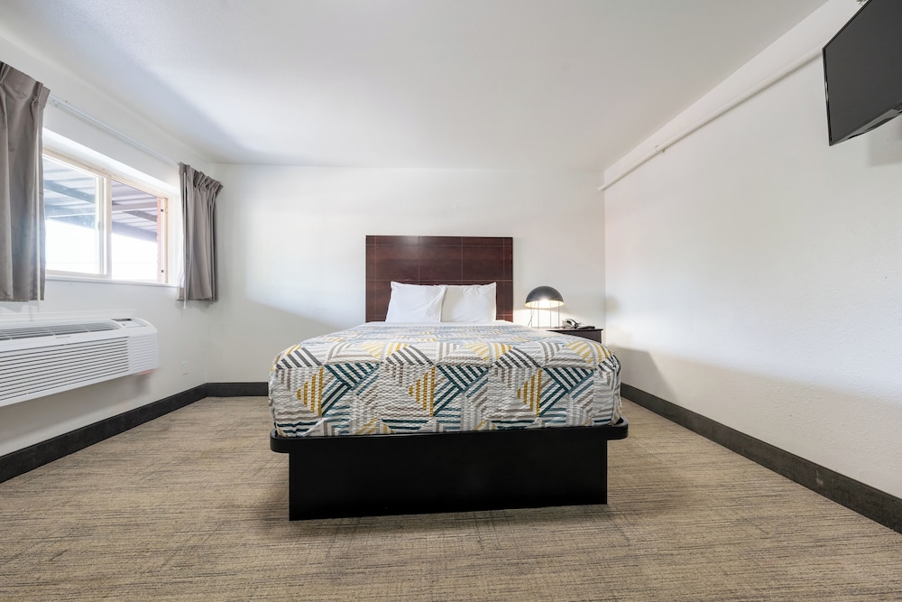 King Bed Studio Non-Smoking - Photo 2