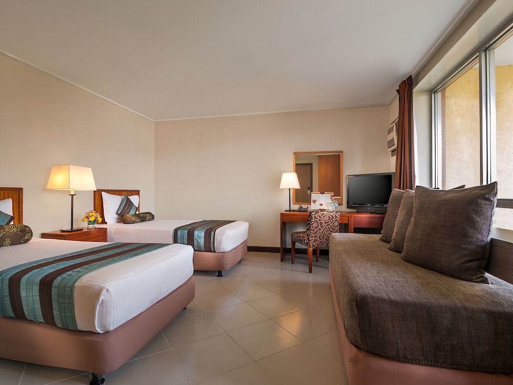 Deluxe Room with Bathtub (2 Adults Max) - Photo 1