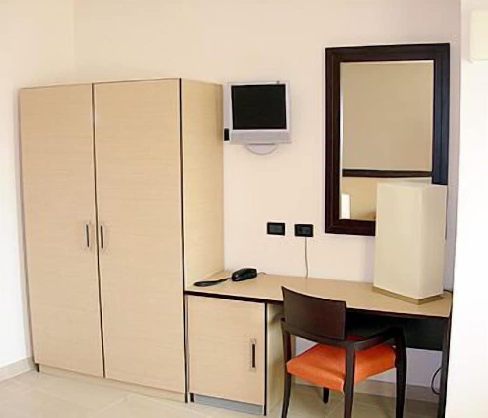 Basic Double or Twin Room, Accessible - Photo 3