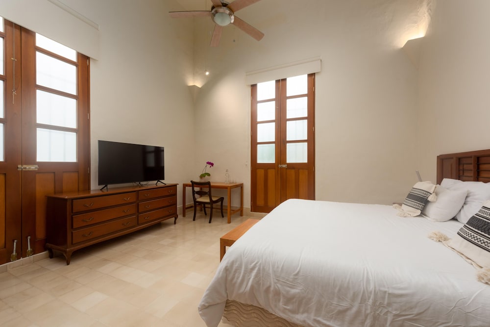Suite - Photo 1