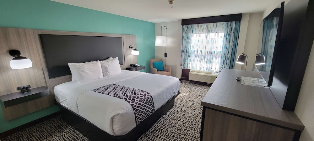 Standard Room, 1 King Bed, Non Smoking (Pet Friendly) - Photo 2