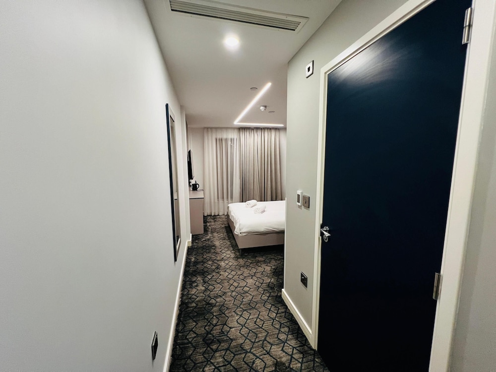 Deluxe Double or Twin Room, Accessible, Ensuite photo 2