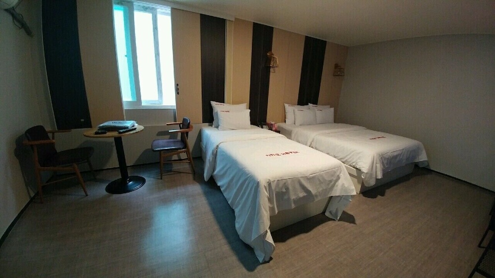 Premier Room (2pc)