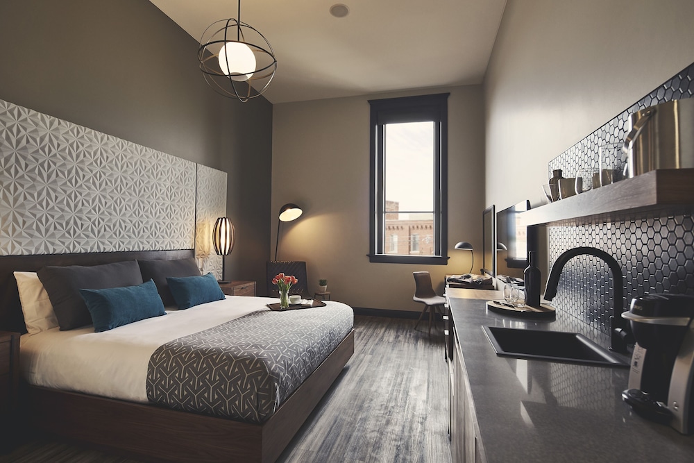 Room, 1 King Bed, Mobility Accessible photo 3