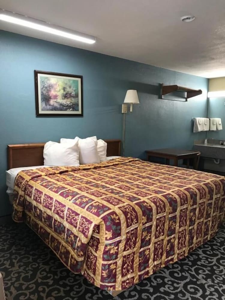 Basic Room, 1 King Bed