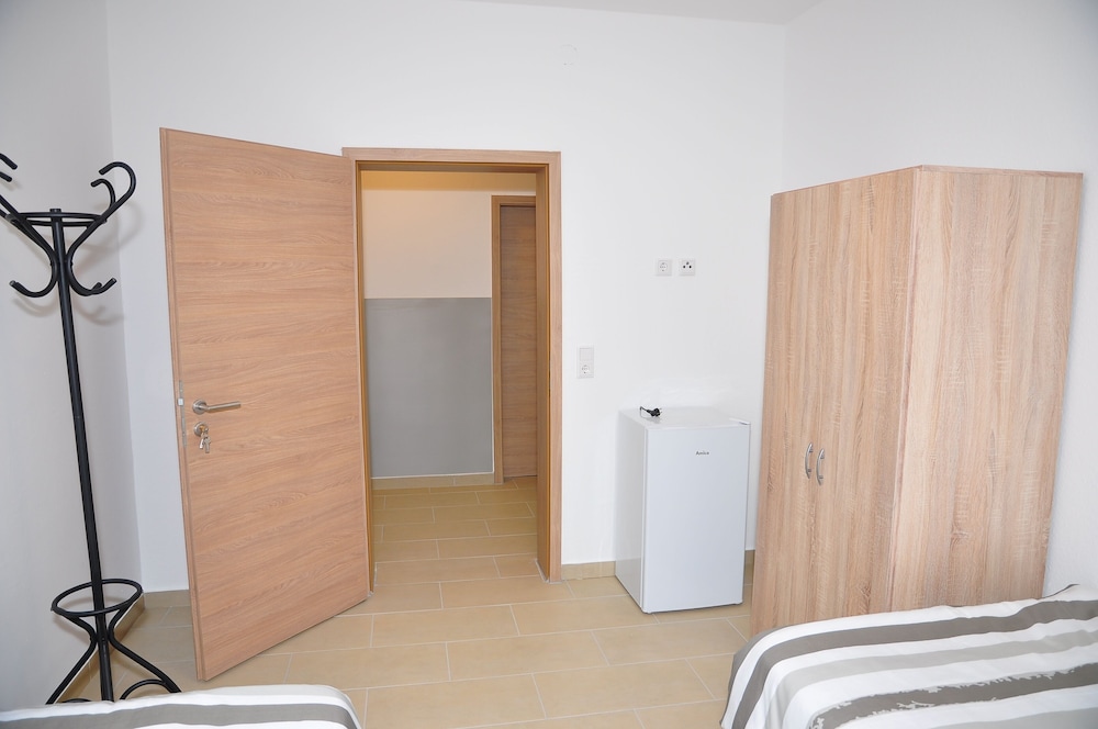Economy Twin Room, Shared Bathroom (Nr. 7) photo 2