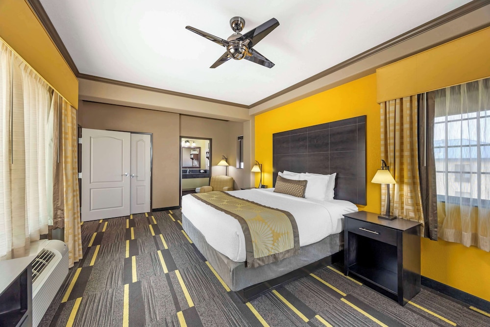 Suite, 1 King Bed, Accessible, Jetted Tub (With Sofabed) photo 2