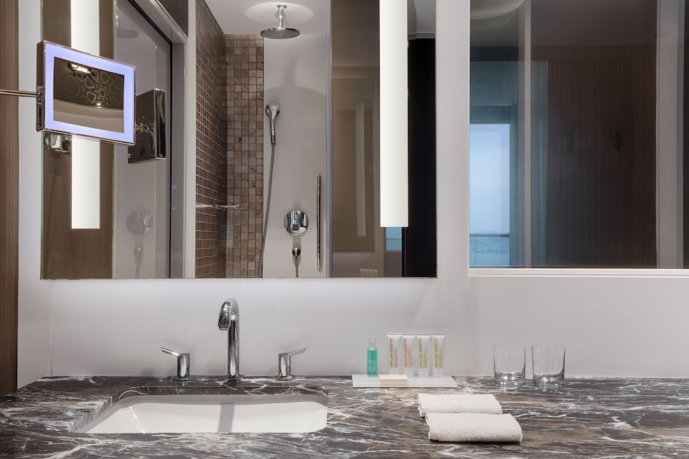 Deluxe Guest room, 2 Twin, City view thumbnail 6