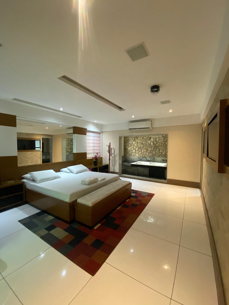 Deluxe Studio Suite