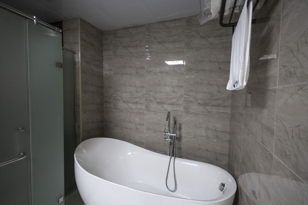 Executive Suite - Photo 2