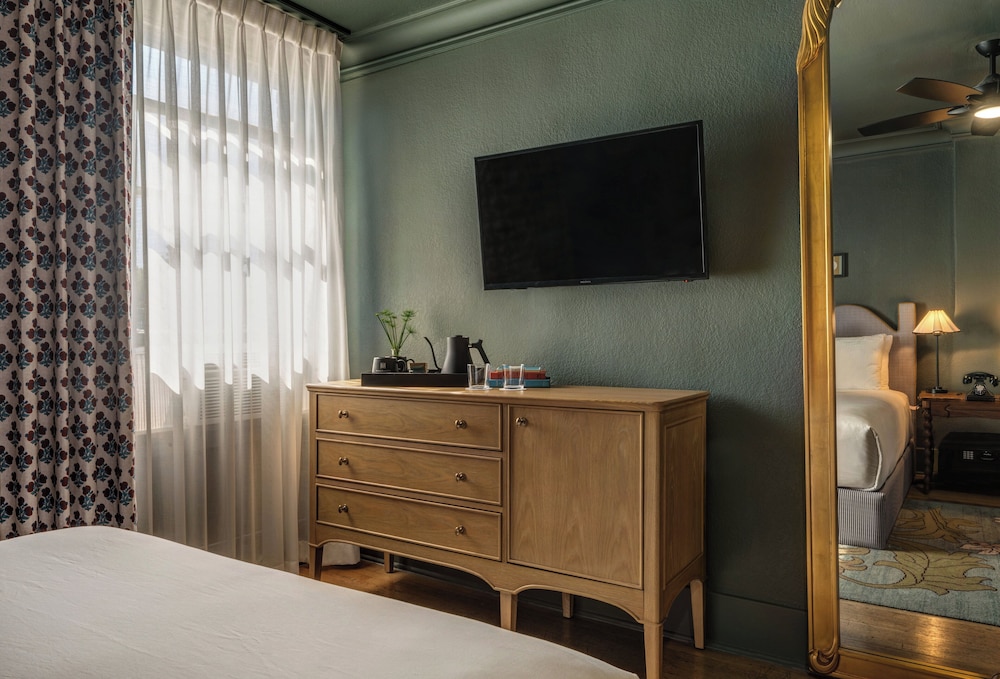 Suite, 1 King Bed, Corner - Photo 2