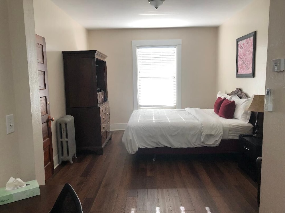 Standard Room, 1 King Bed, Non Smoking photo 1
