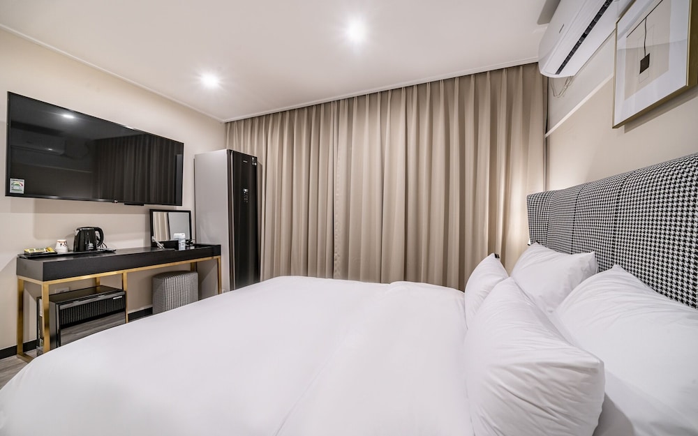 Room (Premium-Starbucks Coffee PKG (Netflix) - Photo 13