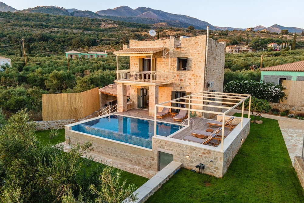 Villa photo 2