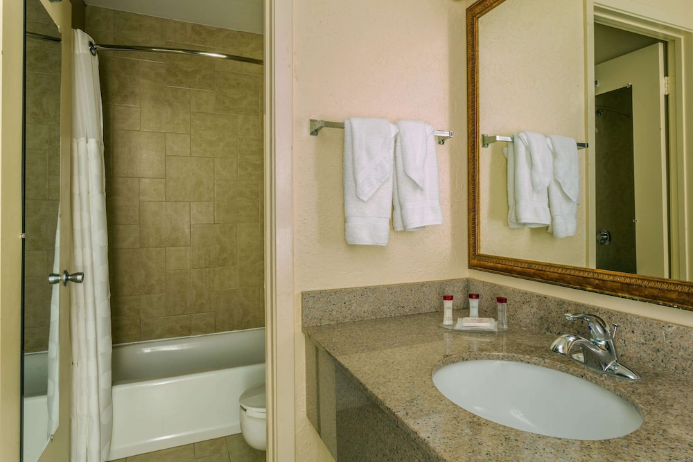 Room, 1 King Bed, Smoking (Second Floor) - Photo 2