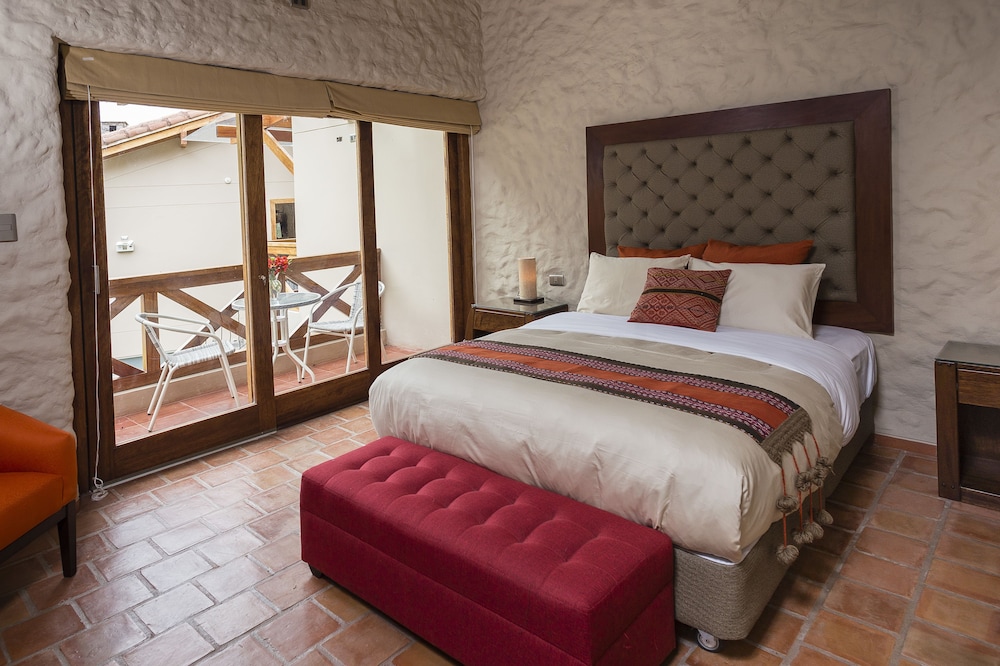 Deluxe Studio Suite, 1 Queen Bed, Non Smoking, Bathtub photo 3