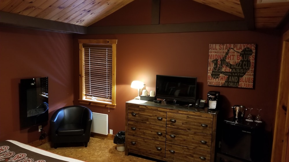 Superior Room, 1 Queen Bed photo 3