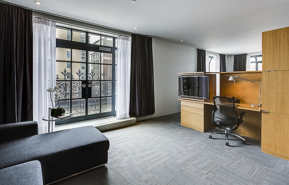 Room, Terrace (Gault)