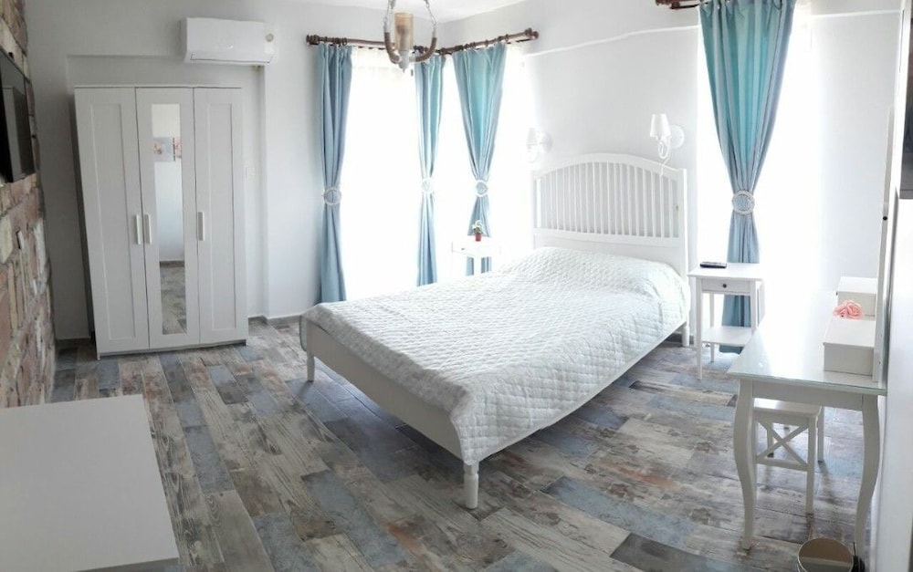 Honeymoon Suite