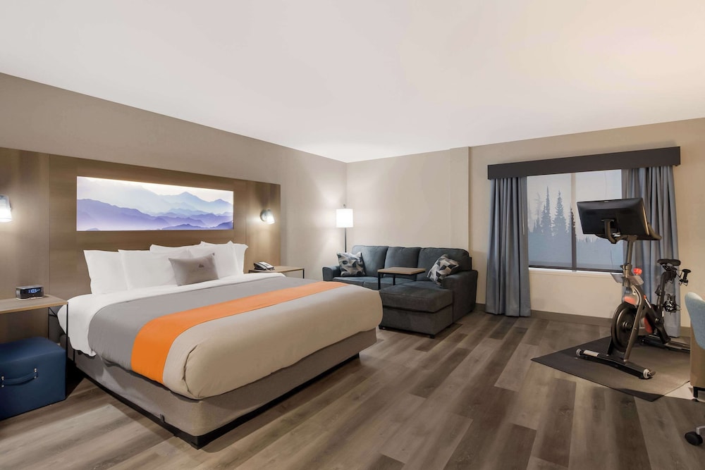 Suite, 1 King Bed, Non Smoking - Photo 1