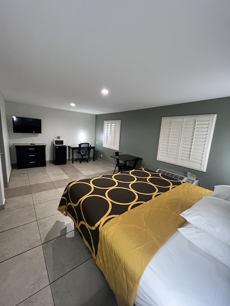 Standard Room, 1 King Bed - Photo 6