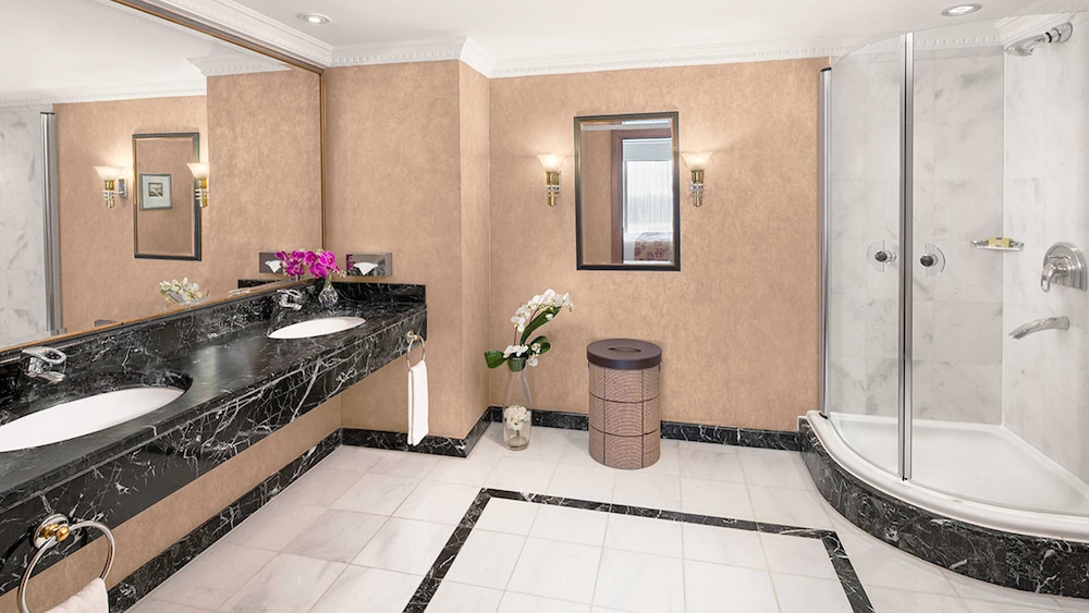 Junior Suite, 1 King Bed, City View thumbnail 5