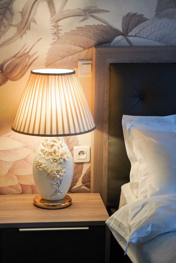 Deluxe Suite - Photo 8
