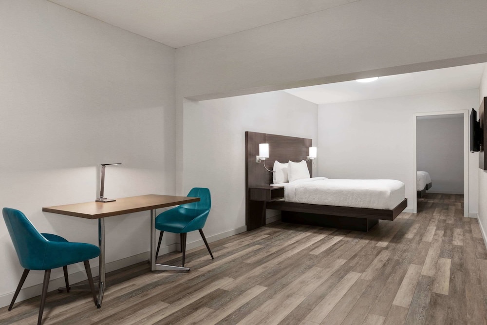 3 Queen Beds, Family Suite, Non-Smoking - Photo 5
