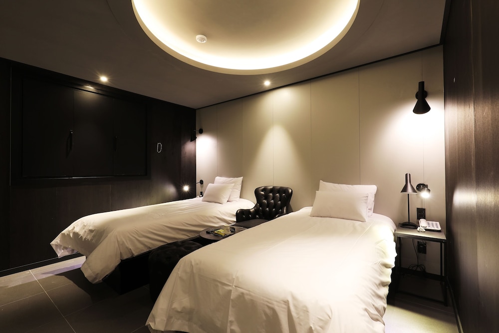 Standard Twin Room - Photo 5