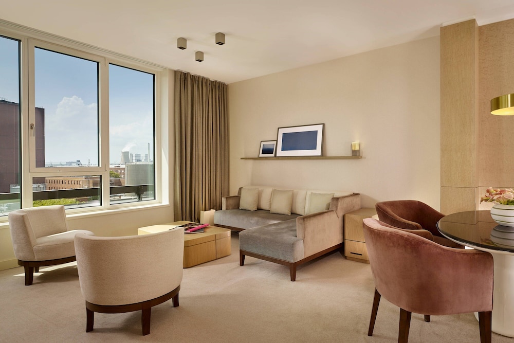 Signature Suite, 1 King Bed photo 3
