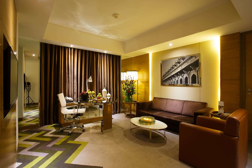 Executive Suite, 1 King Bed - Photo 3