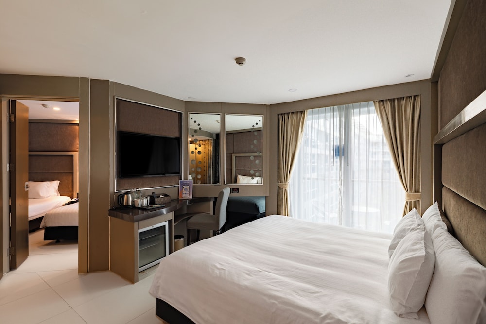 Deluxe Quadruple Room, Pool View