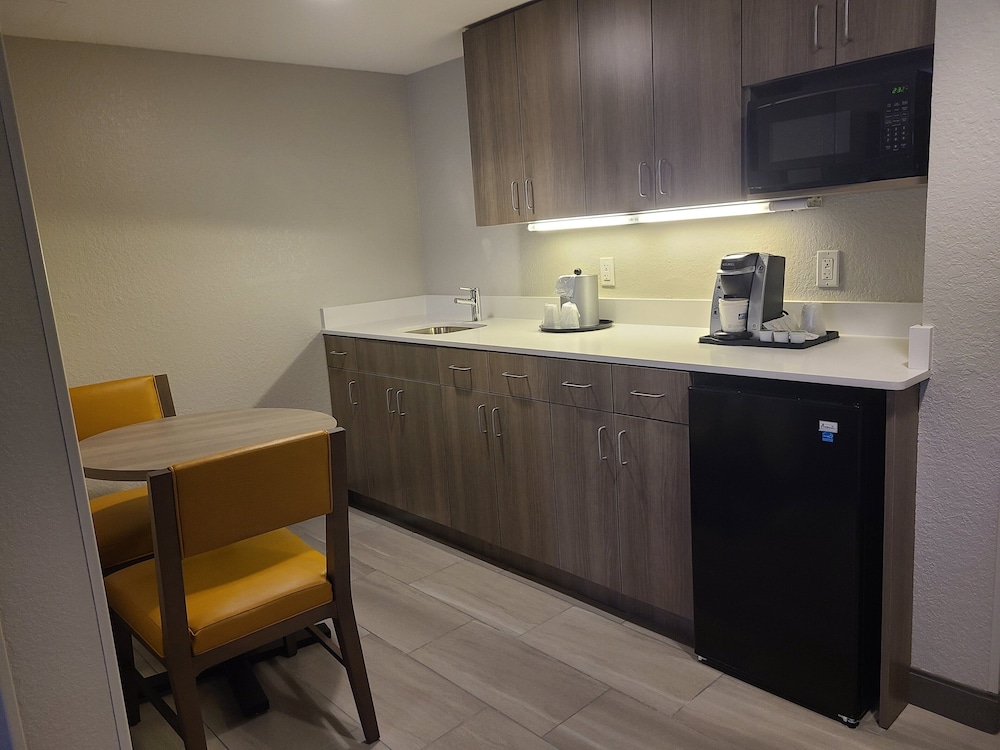 Suite, 1 King Bed, Accessible (Communications) - Photo 4