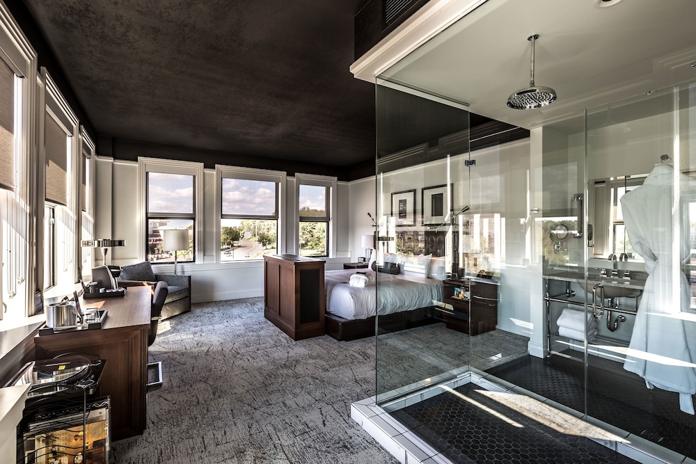Signature Single Room, 1 King Bed